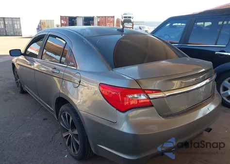 2013 Chrysler 200 Touring z USA, uszkodzony, nr VIN 1C3CCBBB5DN505415